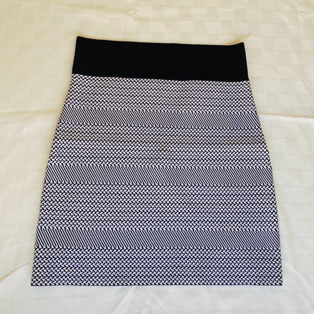 BCBG MaxAzaria Black White Bandage Skirt Size M